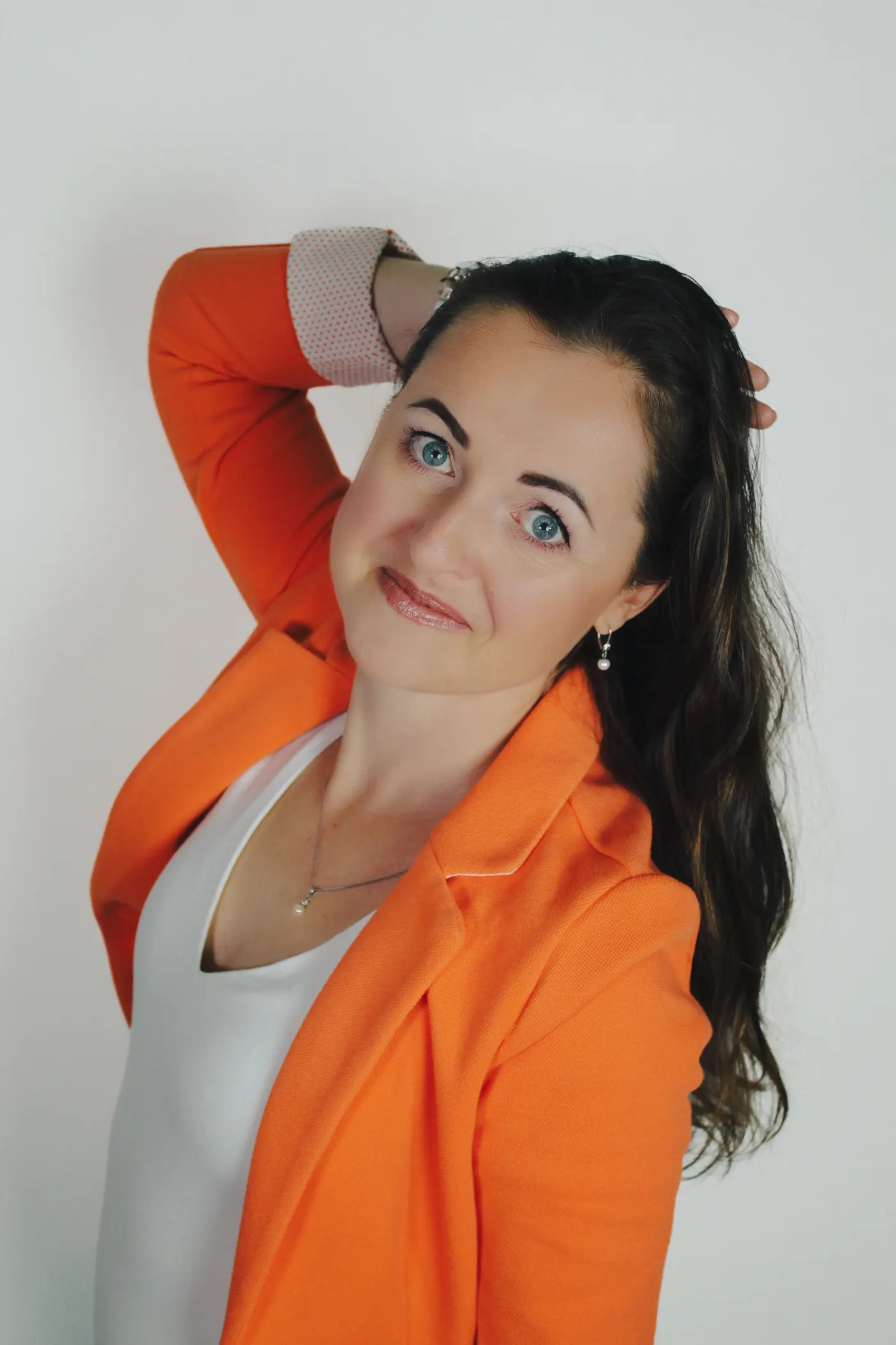 Lucie Francová v atelierovém portrétu v oranžovém saku